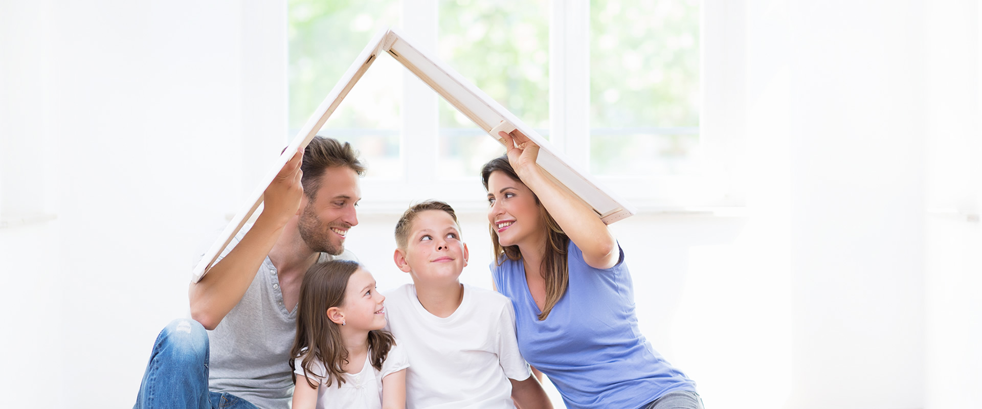 Famiglia felice in casa. Protezione casa dall'umidità con vmc