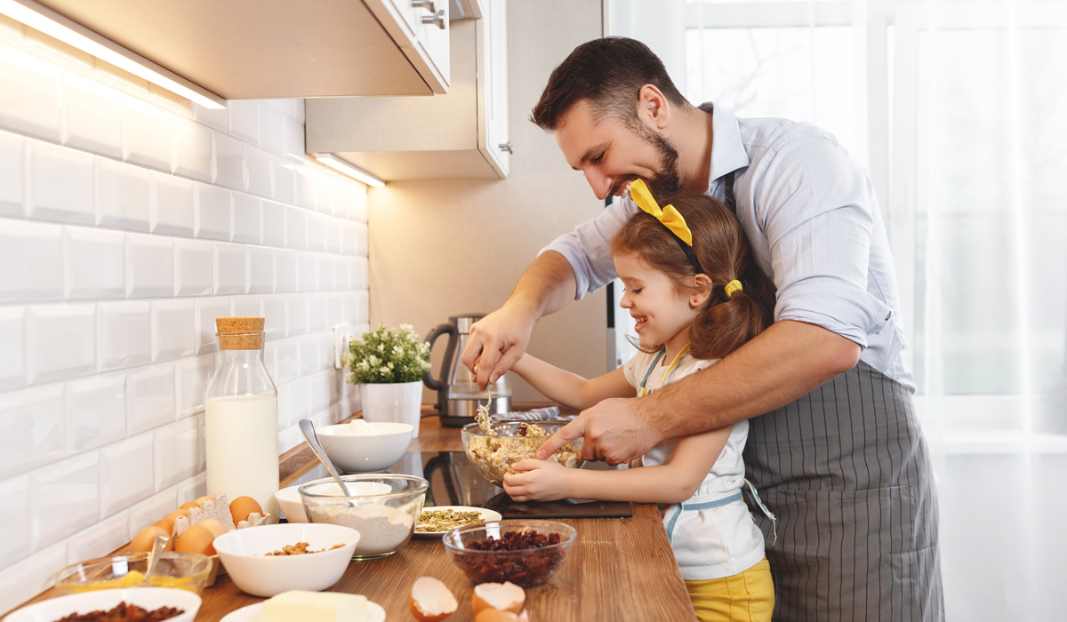 padre al lavoro con la figlia in cucina, con la VMC migliori l'umidità domestica