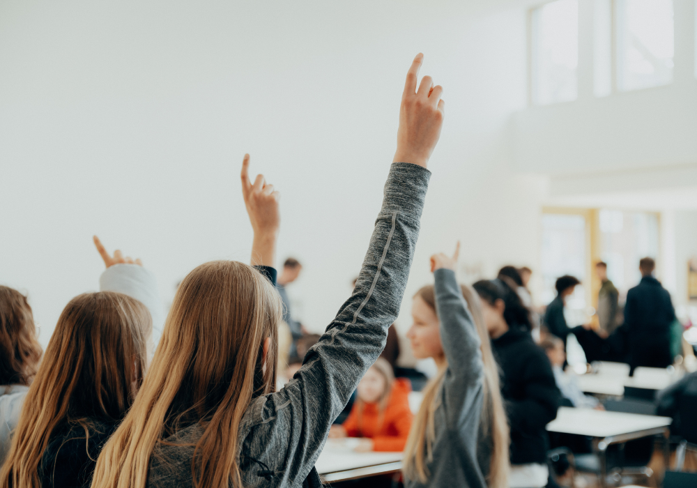 studenti della scuola con mani alzate